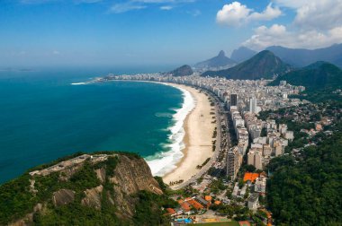 Copacabana sahilinin ve sahil otellerinin havadan görünüşü. Rio de Janeiro 'da. Brezilya.