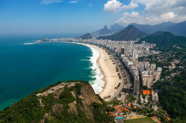 Copacabana sahilinin ve sahil otellerinin havadan görünüşü. Rio de Janeiro 'da. Brezilya.