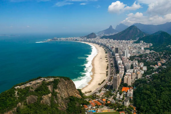 Copacabana sahilinin ve sahil otellerinin havadan görünüşü. Rio de Janeiro 'da. Brezilya.
