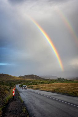 Klaarstroom 'un hemen dışındaki N12 boyunca bir Karoo fırtınasından sonra bir gökkuşağı. Batı Burnu. Güney Afrika