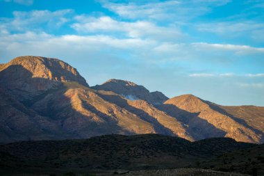 Klaarstroom yakınlarındaki güzel Swartberg sıradağları. Karoo. Batı Burnu. Güney Afrika.