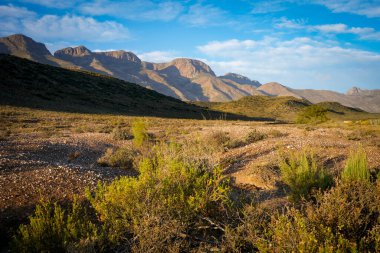 Klaarstroom yakınlarındaki güzel Swartberg sıradağları. Karoo. Batı Burnu. Güney Afrika.