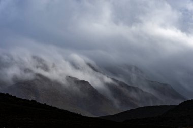 Swartberg Dağları vahşi ve rüzgarlı bulutlu koşullarda. Klaarstroom ve De Rust yakınlarında. Batı Burnu. Güney Afrika