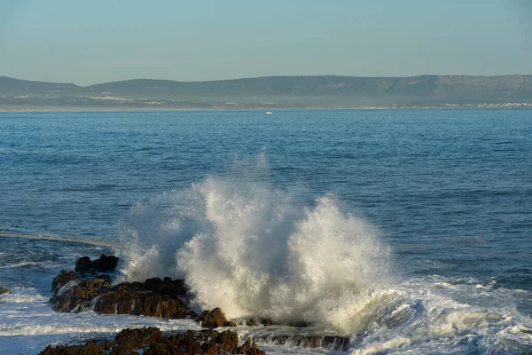 クリフパスに沿って海岸の岩に衝突する波 ハーマン ホエールコースト オーバーバーバーグ 西ケープ 南アフリカ — ストック写真