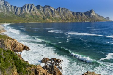 Kogelberg dağlarının muhteşem manzarası, Clarence Yolu boyunca uzanan False Bay boyunca Gordon 's Bay ve Batı Burnu yakınlarındaki Rooi-Els arasında. Güney Afrika.