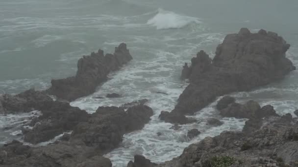 多云的灰色天气沿着多岩的赫马努斯海岸线 南非西开普省Overberg鲸鱼海岸 — 图库视频影像