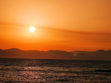 Denizin üzerinde güzel bir gün batımı