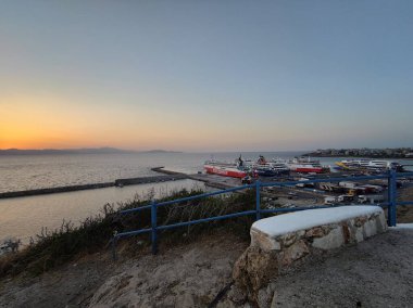 Denizin üzerinde güzel bir gün doğumu