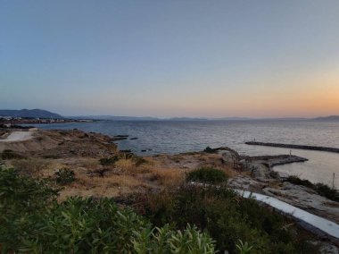 Denizin üzerinde güzel bir gün doğumu