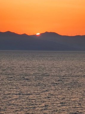 Denizin üzerinde güzel bir gün doğumu