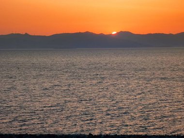 Denizin üzerinde güzel bir gün doğumu