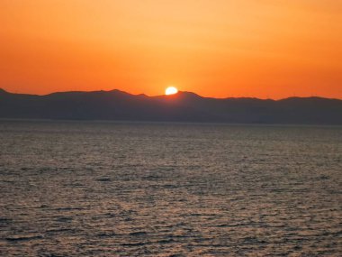 Denizin üzerinde güzel bir gün doğumu