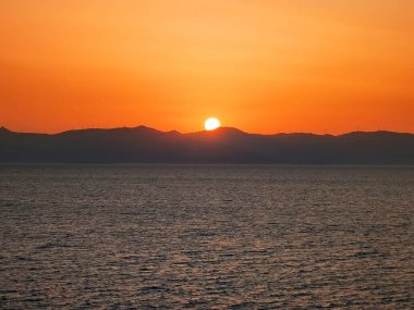 Denizin üzerinde güzel bir gün doğumu