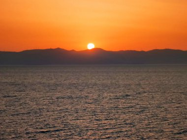 Denizin üzerinde güzel bir gün doğumu