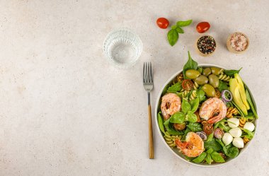 Makarna ya da buğday salatası ve mercimek fusilli avokado ve karides. Öğle veya akşam yemekleri karbonhidrat, protein ve diyet lifleri içerir. Keto diyeti için de bağırsak..