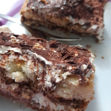 Ev yapımı tiramisu ye.