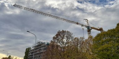 Sonbaharda inşaat sahasında çalışma sürüyor