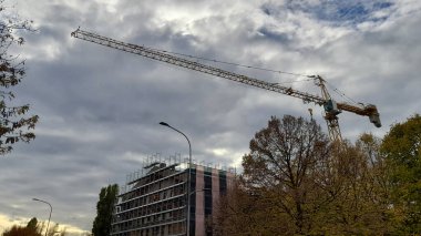 Sonbaharda inşaat sahasında çalışma sürüyor