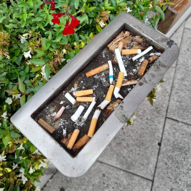 Sigara izmaritleriyle dolu kül tablası - bağımlılık