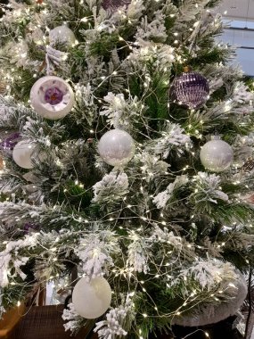 Toplar ve süslemelerle süslenmiş Noel ağacı