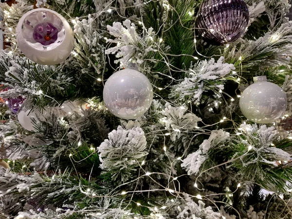 Árvore Natal Decorada Com Bolas Decorações — Fotografia de Stock