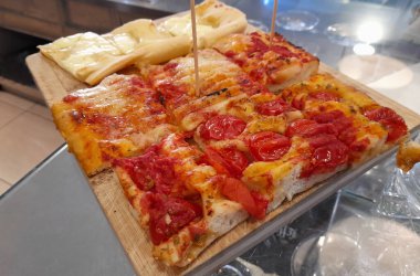 Un, yağ ve domatesten yapılmış bir dilim zanaatkar pizzası.