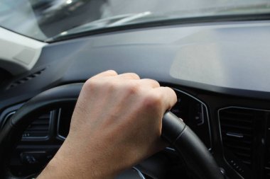 Adam kendi arabasının direksiyonunda.