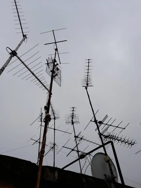 Antennes Plats Traditionnels Sur Toit Immeuble Banlieue — Photo