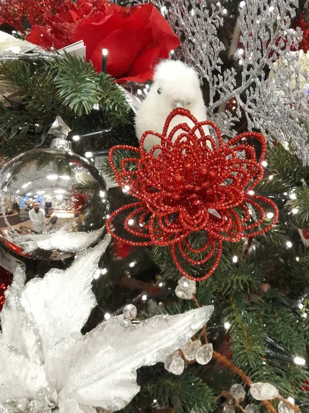 Χριστουγεννιάτικο Δέντρο Διακοσμημένο Μπάλες Και Φώτα — Φωτογραφία Αρχείου