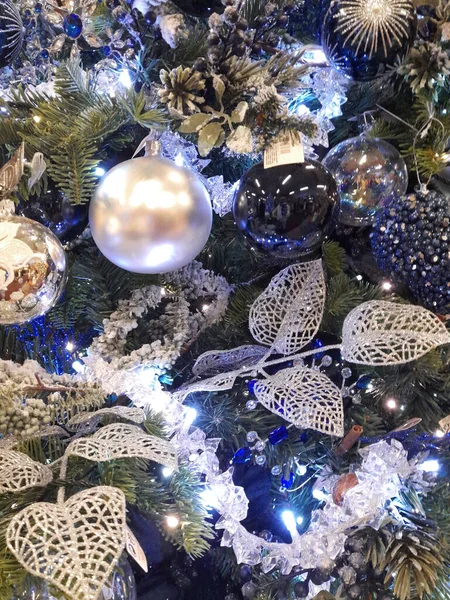 Χριστουγεννιάτικο Δέντρο Διακοσμημένο Μπάλες Και Φώτα — Φωτογραφία Αρχείου