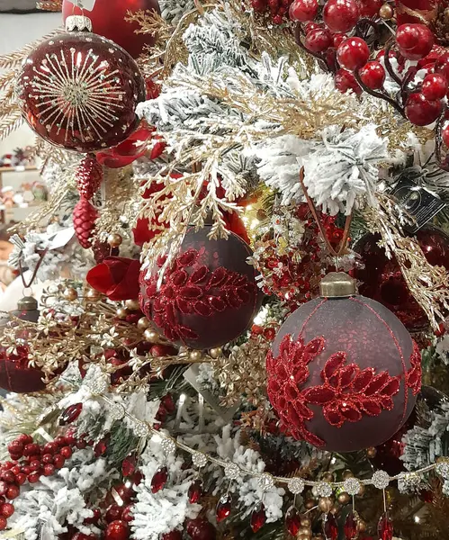 Karácsonyfa Golyókkal Fényekkel Díszítve — Stock Fotó