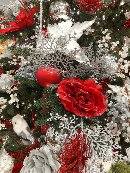 Рождественская Елка Украшена Шарами Огнями — стоковое фото
