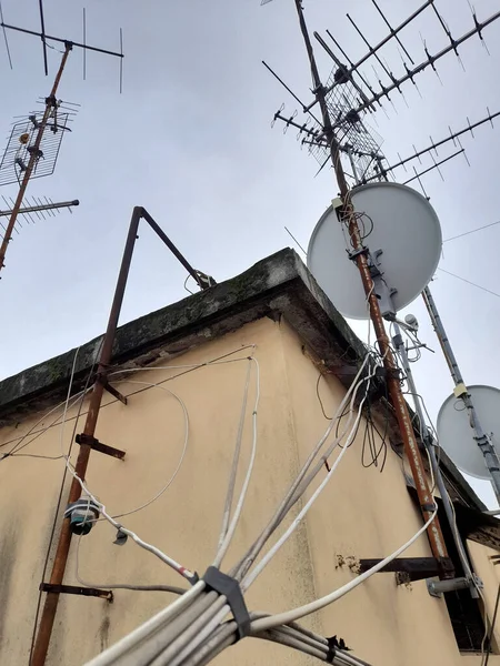 Television antennas on the roof of a 1960s apartment building