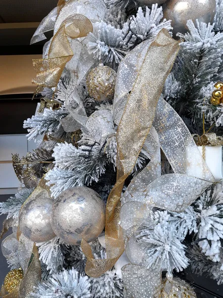 Kerstboom Versierd Met Ballen Verlichting — Stockfoto
