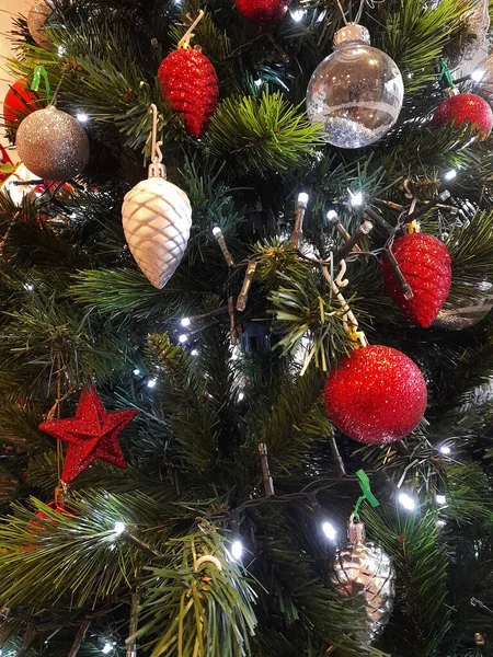Pohon Natal Dihiasi Dengan Bola Dan Dekorasi — Stok Foto