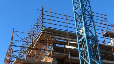 İnşaat alanında çalışma sürüyor.