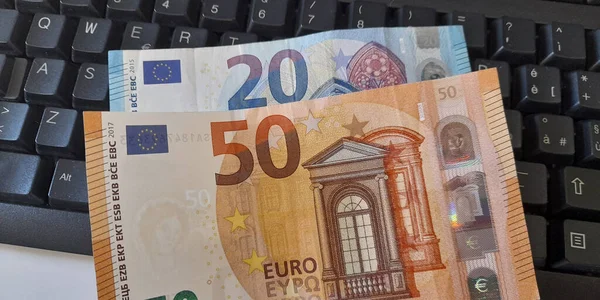 Banconote Euro Sulla Tastiera Del Computer — Foto Stock