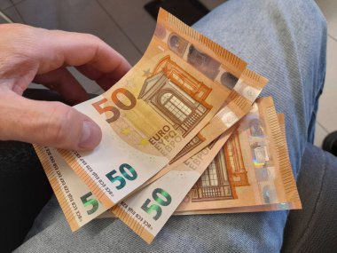 50 avroluk banknotlar, zengin bir adamın ellerinde.