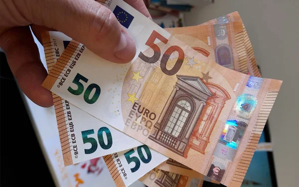 Банкноти Євро Руках Заможного Чоловіка Ліцензійні Стокові Фото