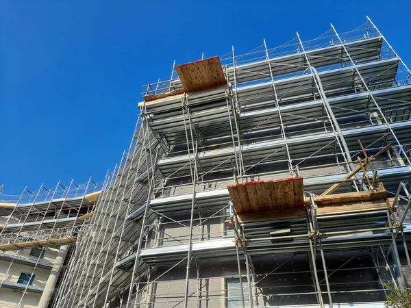 İnşaat alanında çalışma sürüyor.