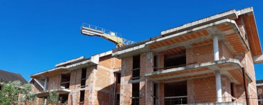 İnşaat alanında çalışma sürüyor.