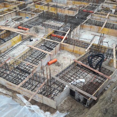 İnşaat alanındaki beton döküm için hazır.