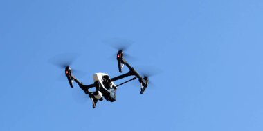 Mavi gökyüzünde uçan uçak