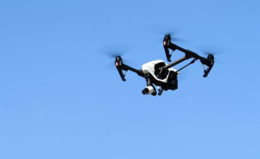 Mavi gökyüzünde uçan uçak