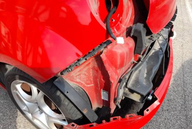 Bir ön kaza sonucu araba tahrip edilecek.