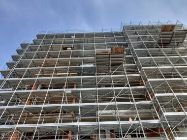 Yeni binalar inşa etmek için inşaat sahasında çalışma sürüyor