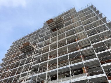 Yeni binalar inşa etmek için inşaat sahasında çalışma sürüyor