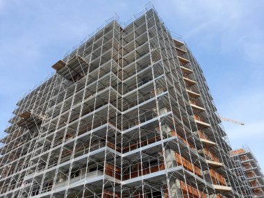 Yeni binalar inşa etmek için inşaat sahasında çalışma sürüyor