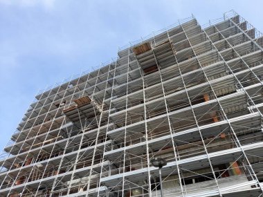 Yeni binalar inşa etmek için inşaat sahasında çalışma sürüyor