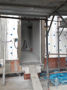 Yeni binalar inşa etmek için inşaat sahasında çalışma sürüyor